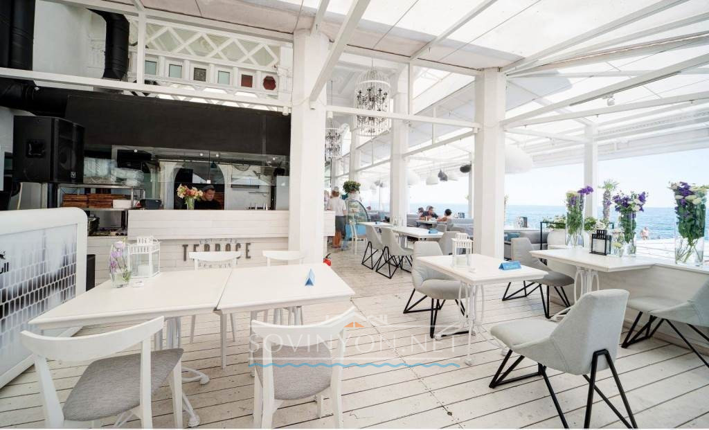 Терраса ресторан у моря