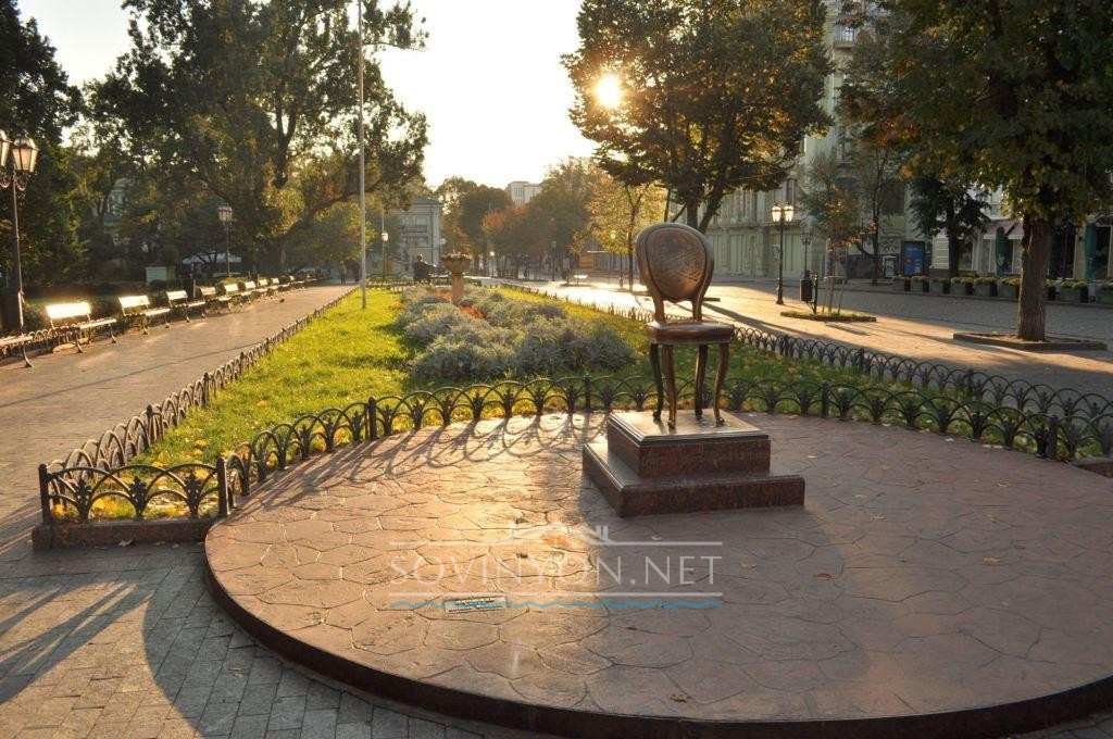 Памятник Ильфу и Петрову 12 стул Одесса